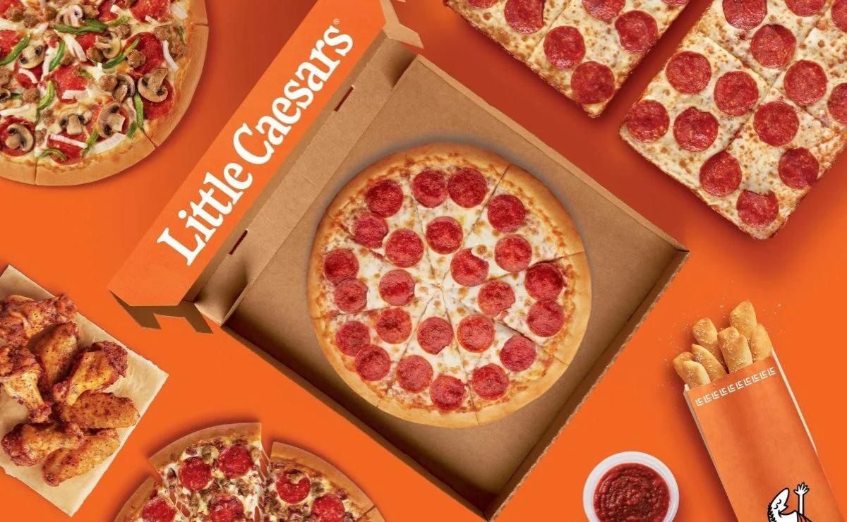 Little Caesars: Descubre el costo de su franquicia exitosa 1 Imagen relacionada a la franquicia Little Caesars que muestra una deliciosa pizza recién horneada en una caja roja con el logotipo de la marca